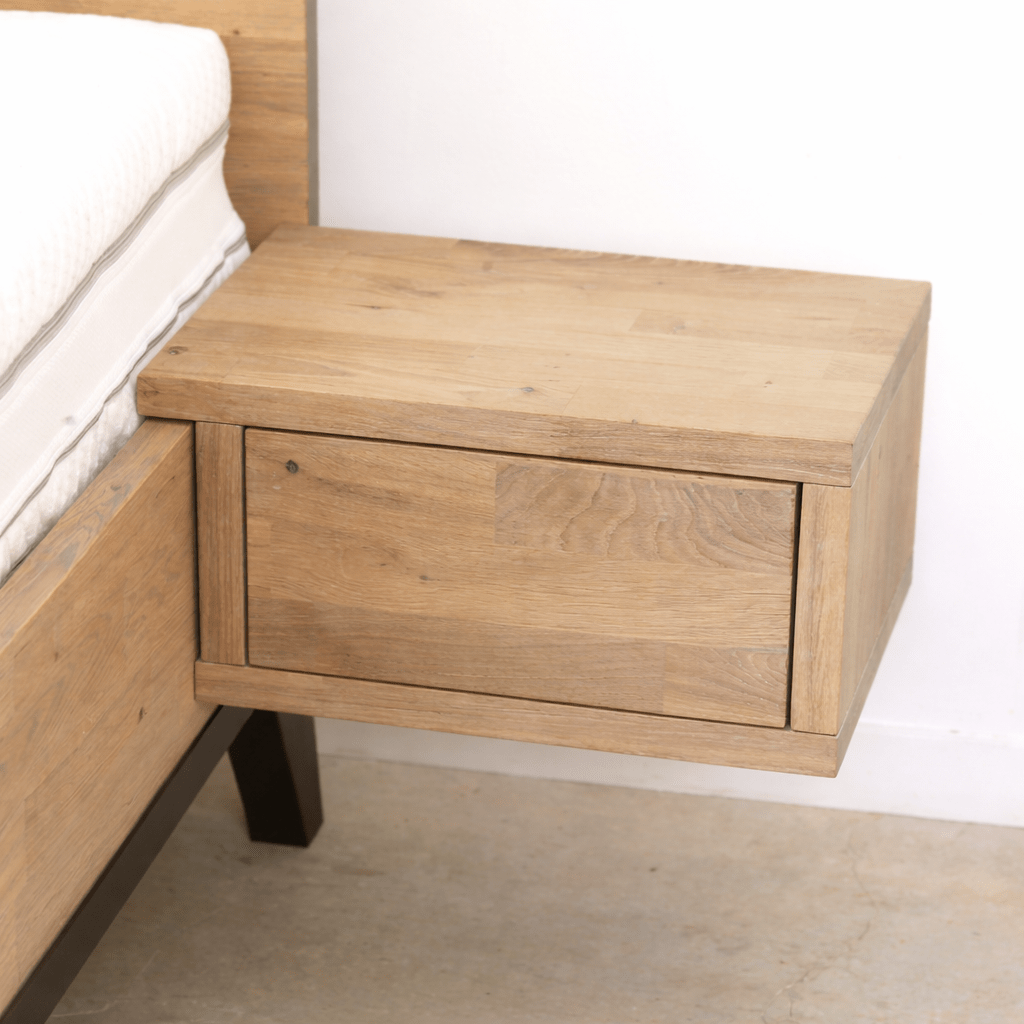 Massief eiken hoofdbord van het Oak & Steel Szafir ledikant.