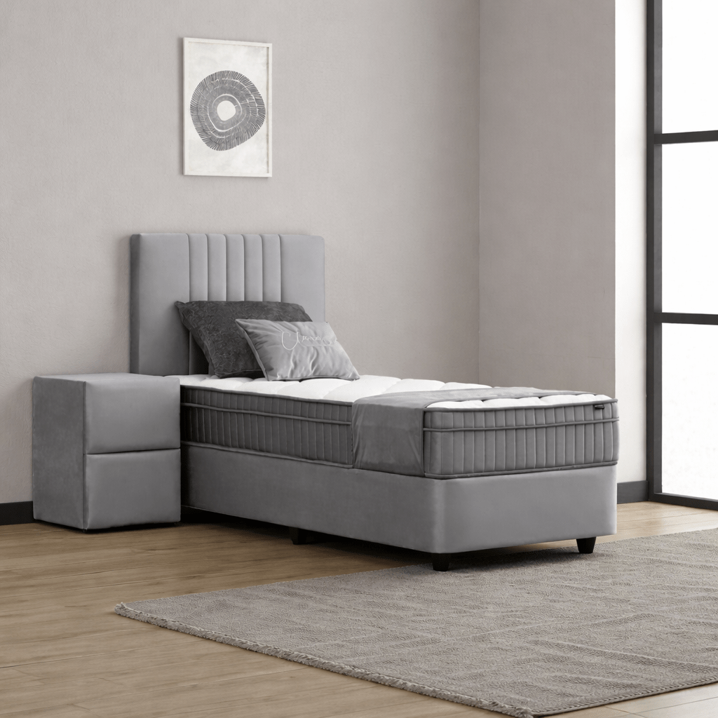 Opbergbed Clara grijs 1-persoons met opengeklapte opbergruimte.