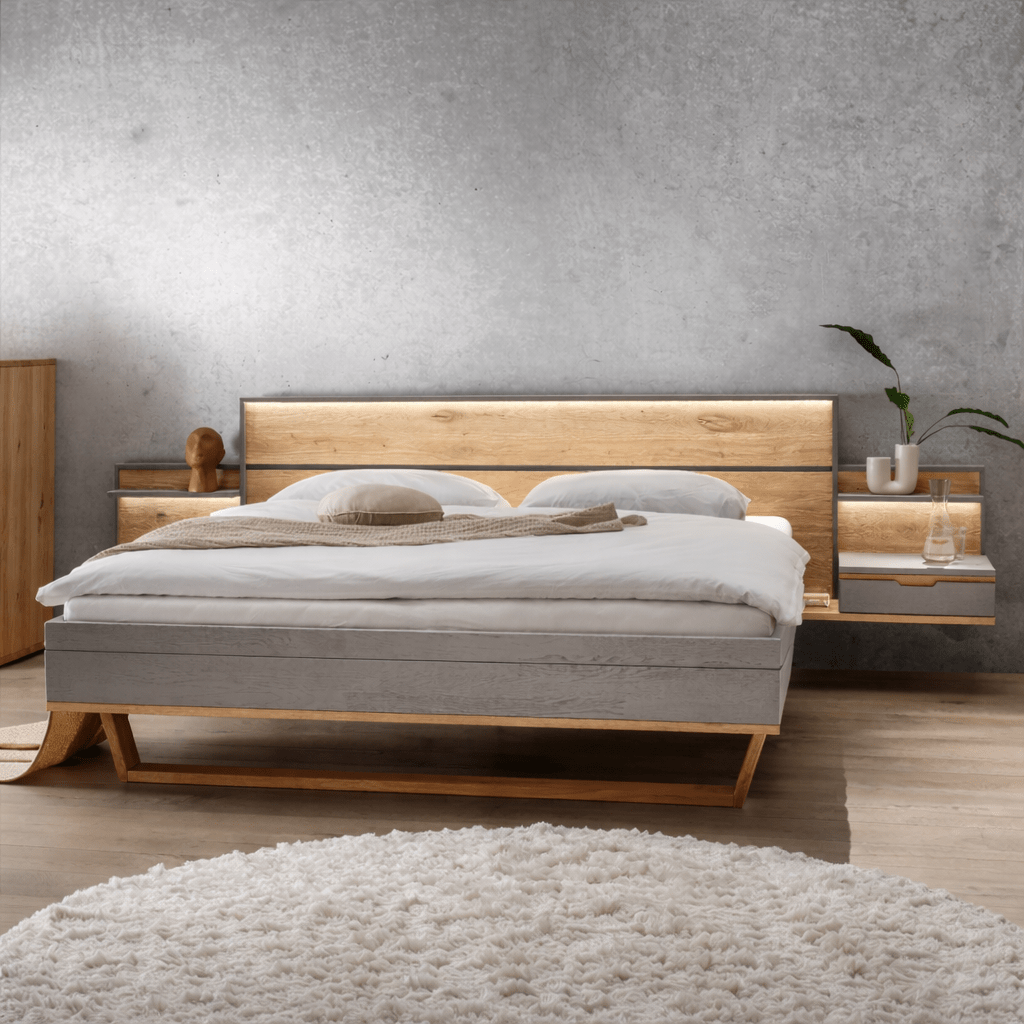 Forestales Alabama II Grijs Massief Wild Eiken Houten Ledikant in moderne setting.