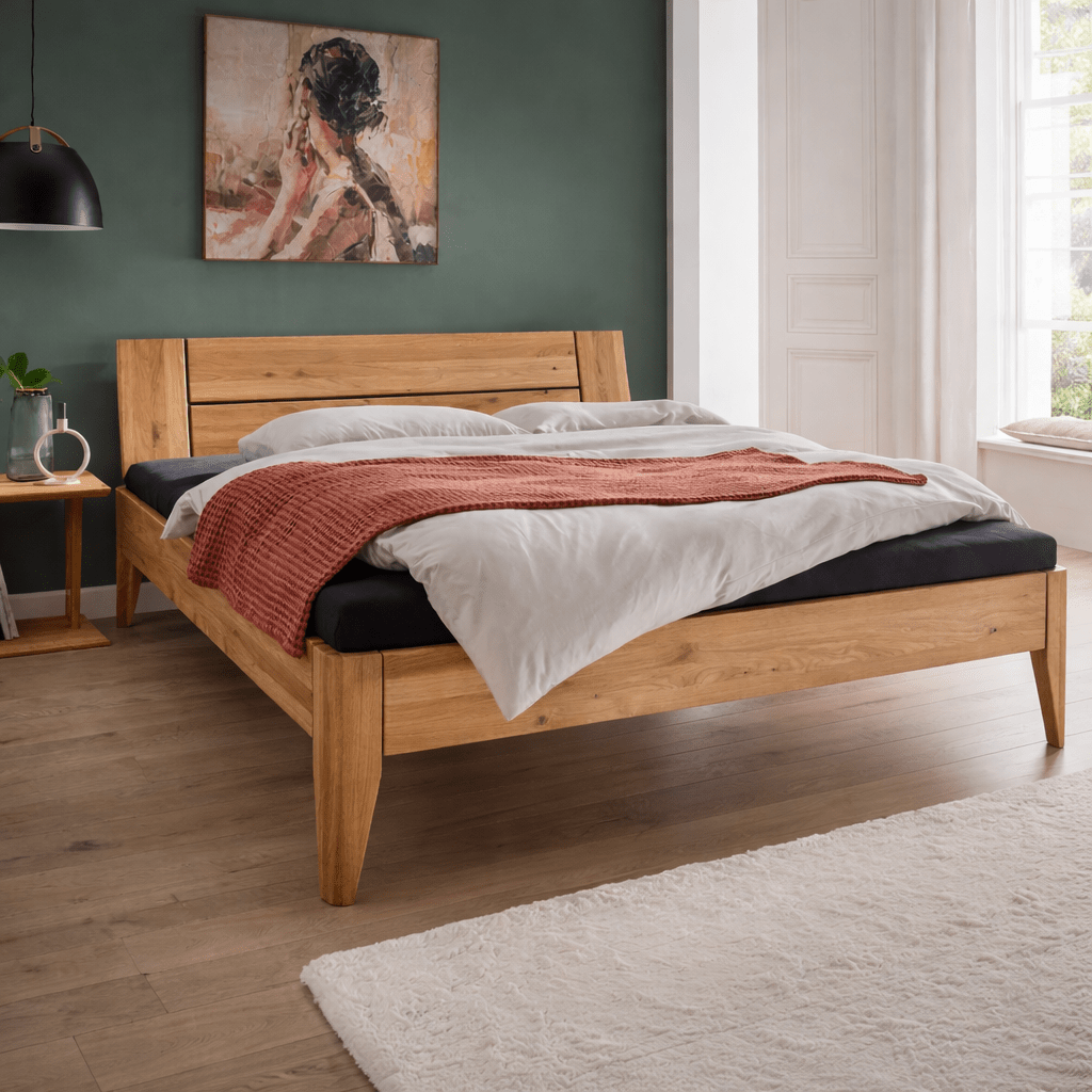 Forestales Ledikant Montreal in massief eiken met zwarte details en ronde hoeken.