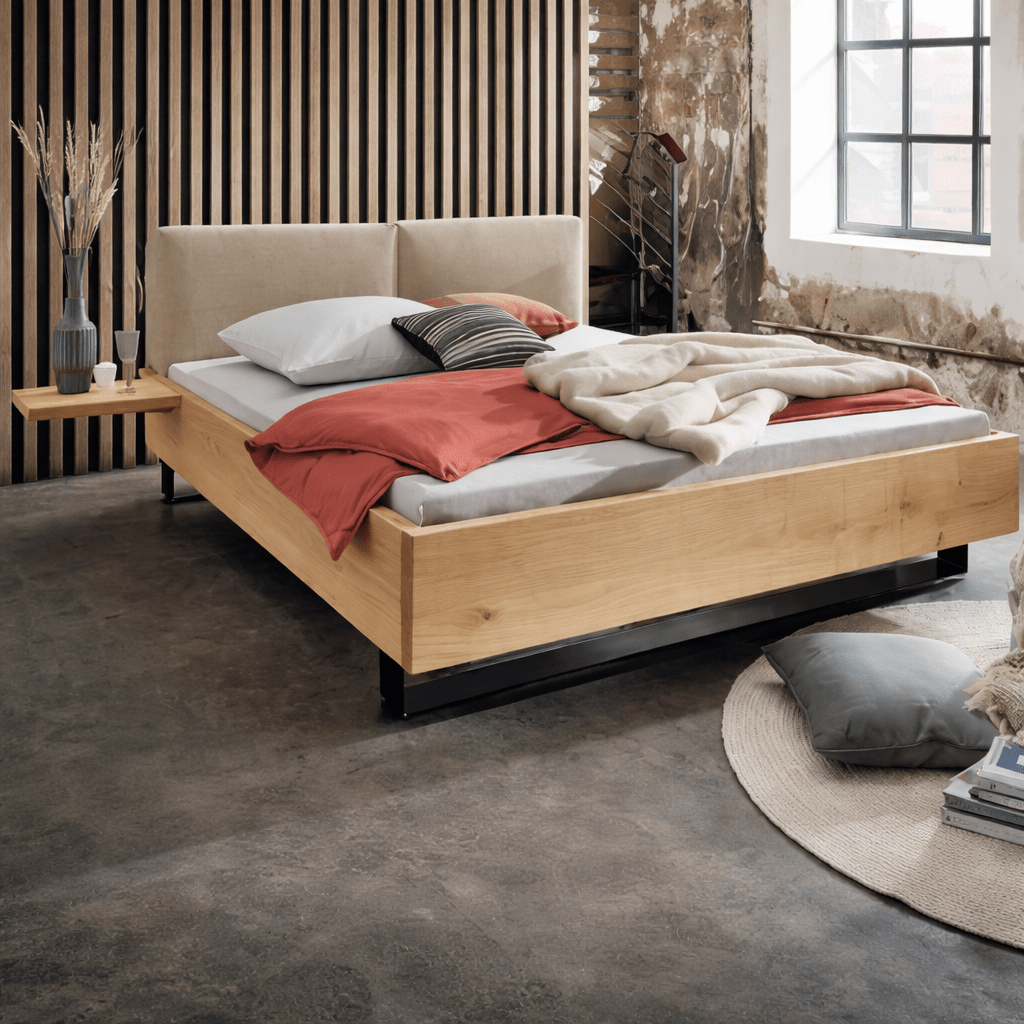 Forestales Ledikant New York Wild Eiken in zwevende uitvoering met stoffen hoofdbord.