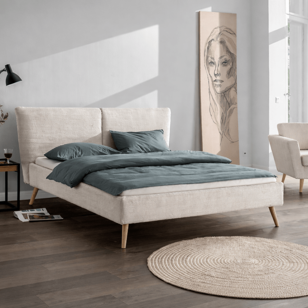 Forestales Nizza Gestoffeerd Ledikant met Wild Eiken en ronde houten poten.