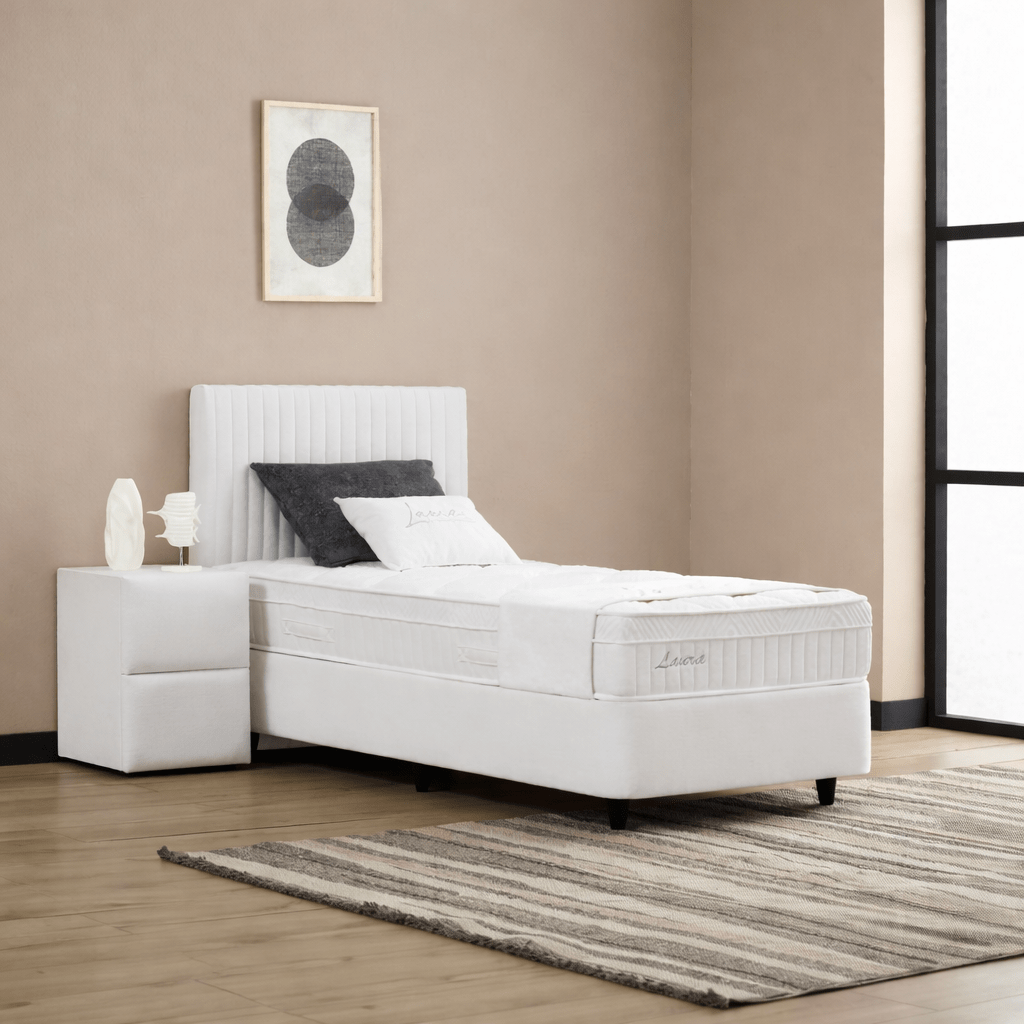 Opbergboxspring Laura 1-persoons met luxe hoofdbord en open opbergbox.