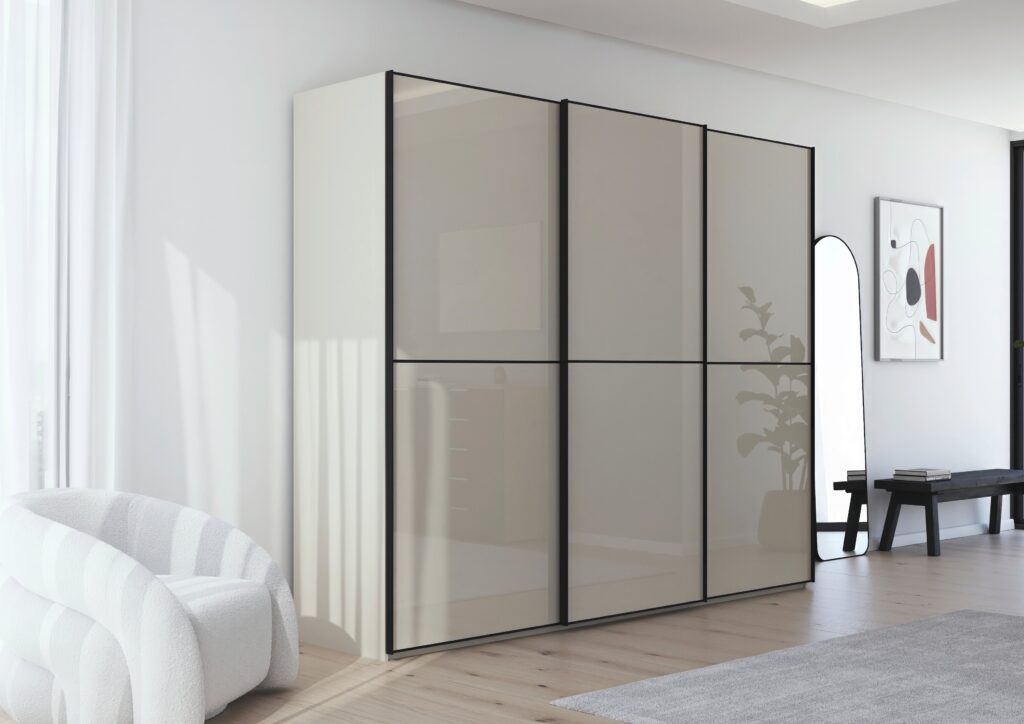 Een moderne slaapkamer met de strakke Rauch Scale 3-Deurs Zweefdeurkast in een rustige rompkleur.