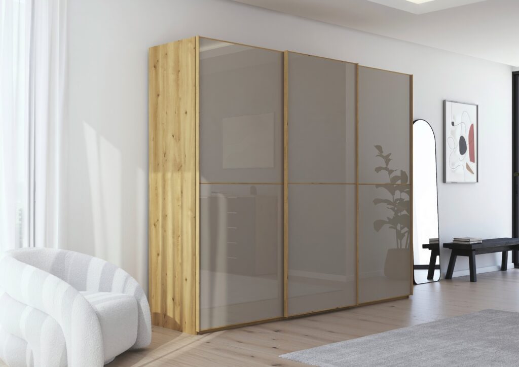 De Rauch Scale zweefdeurkast met spiegelfronten voor extra ruimtelijkheid.