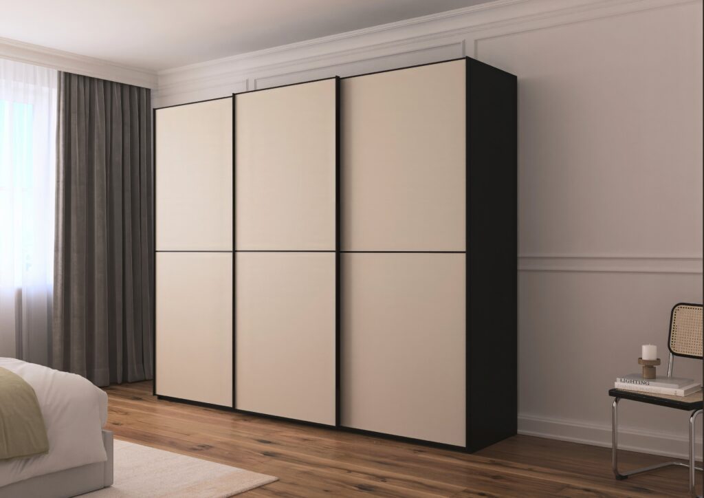 De Rauch Scale 3-Deurs Zweefdeurkast in een warme houtimitatie uitvoering met aluminium grepen.