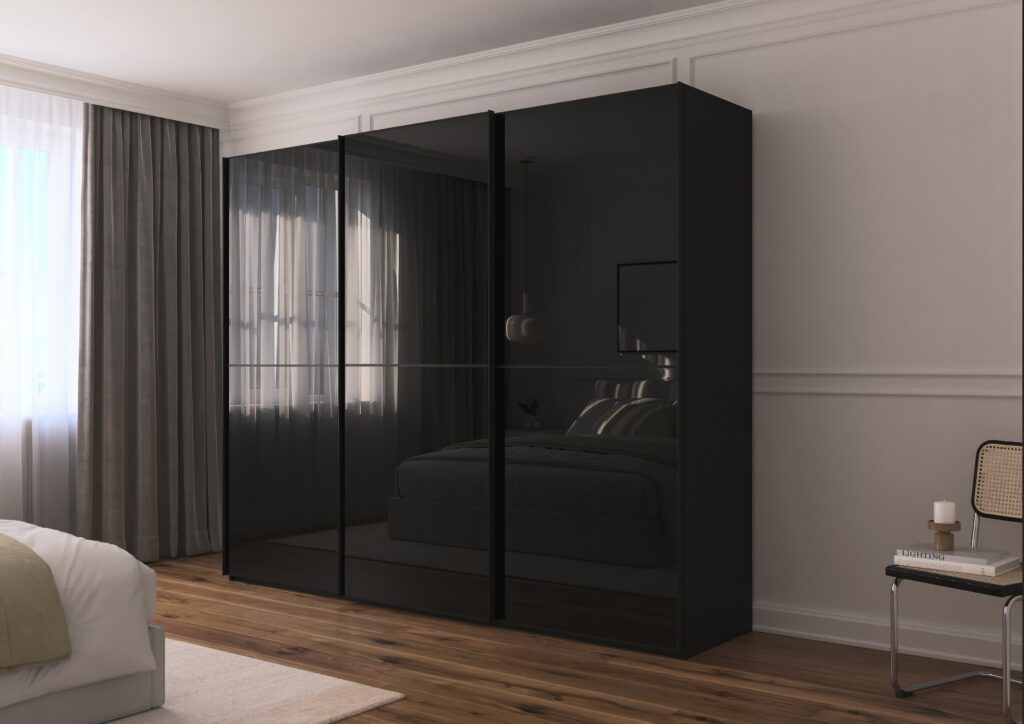 Een georganiseerd Rauch Scale interieur met Rauch BLACK accessoires, waaronder lade-inzetstukken en een broekenpers.