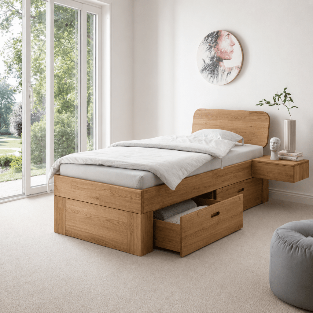 Van Schaik Nordic Oak Houten 1-Persoons Ledikant van geolied eikenhout met uitgetrokken bedlade in een lichte tienerkamer.
