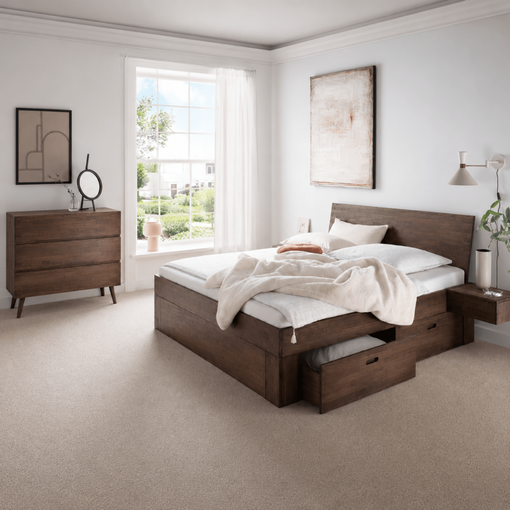 Van Schaik Nordic Mokka Houten Ledikant van massief kernbeuken met een geopende bedlade op wieltjes in een warme slaapkamer.