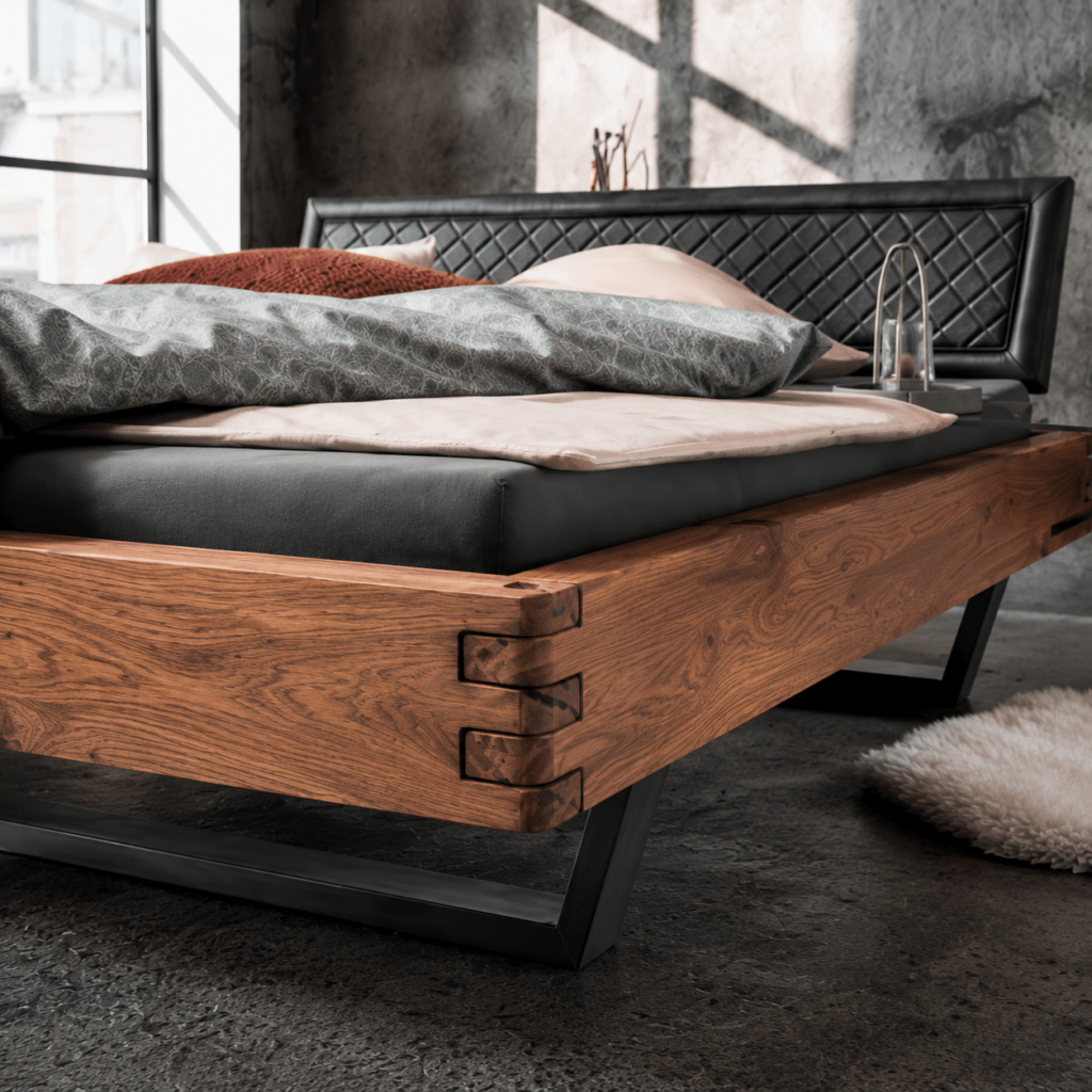 Runa Eiken Balkenbed close-up van de natuurlijke scheuren en noesten in het hout