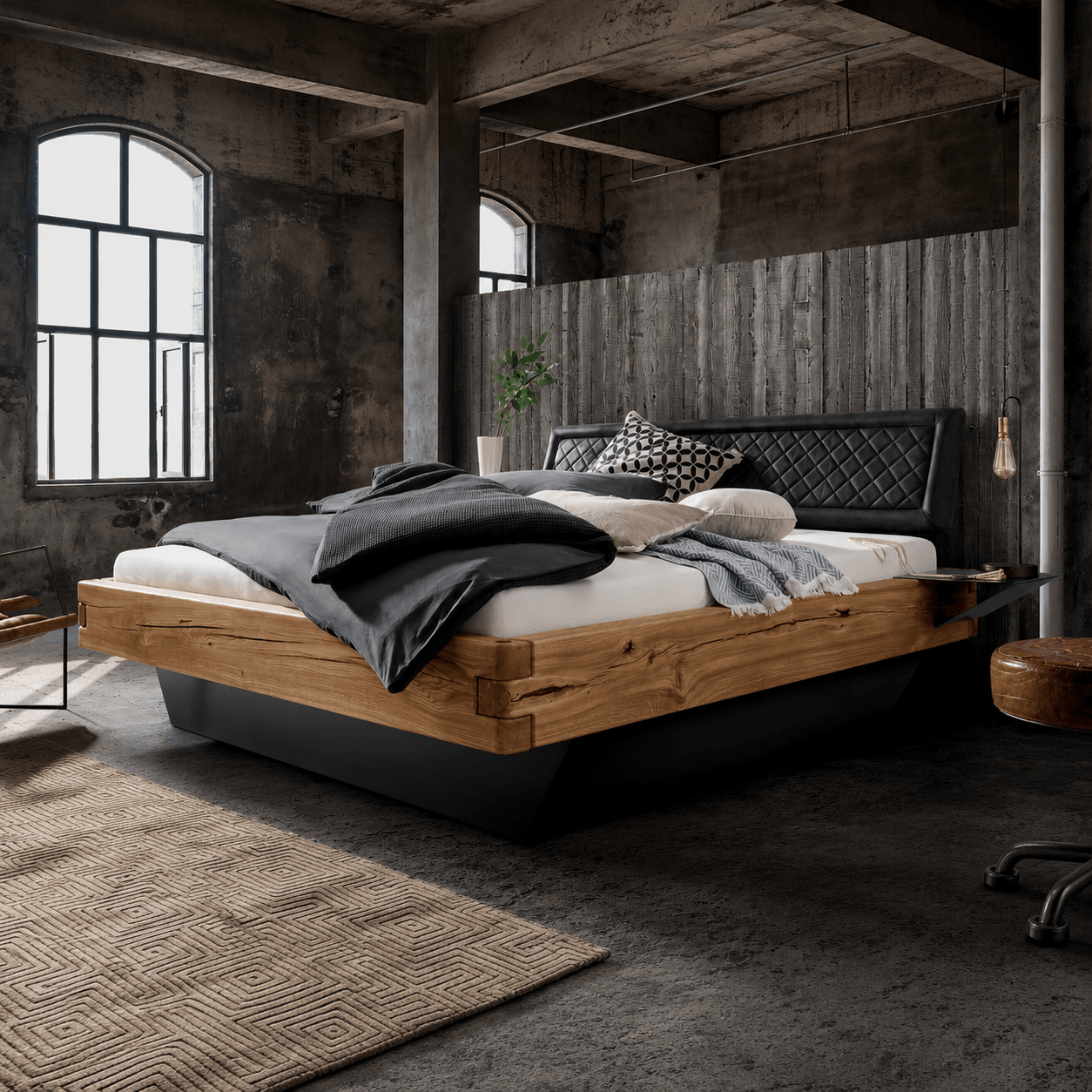 TPT Möbel Varn Eiken Balkenbed met brede wild eiken balken, dubbele hoekverbindingen en chromen sledepoten.