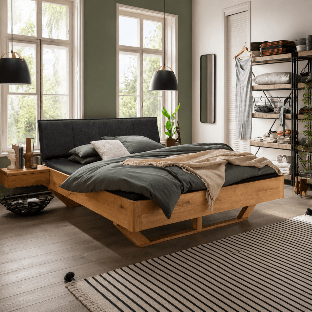 Van Schaik Oakland Massief Houten Ledikant van wild eiken met antraciet stoffen hoofdbord en houten slede in een moderne slaapkamer.