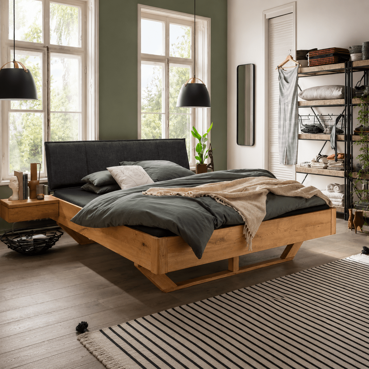 Van Schaik Oakland Massief Houten Ledikant van wild eiken met antraciet stoffen hoofdbord en houten slede in een moderne slaapkamer.