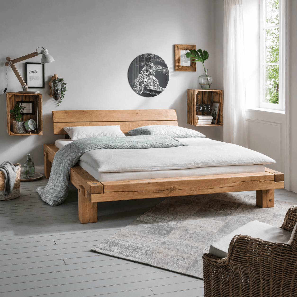 Een robuust massief eiken balkenbed van Van Schaik met natuurlijk hoofdbord.