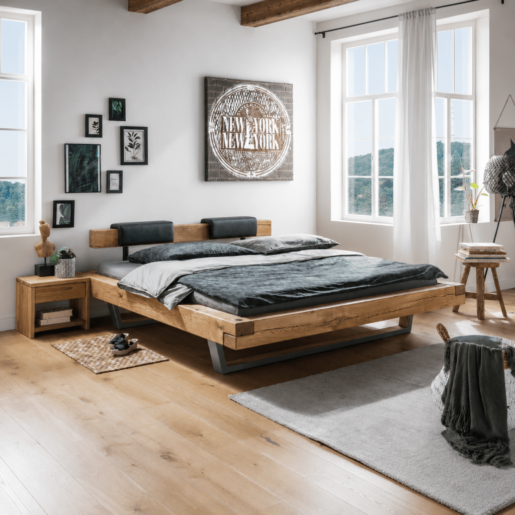 Een stijlvol massief eiken balkenbed van Van Schaik in een rustieke slaapkamer.