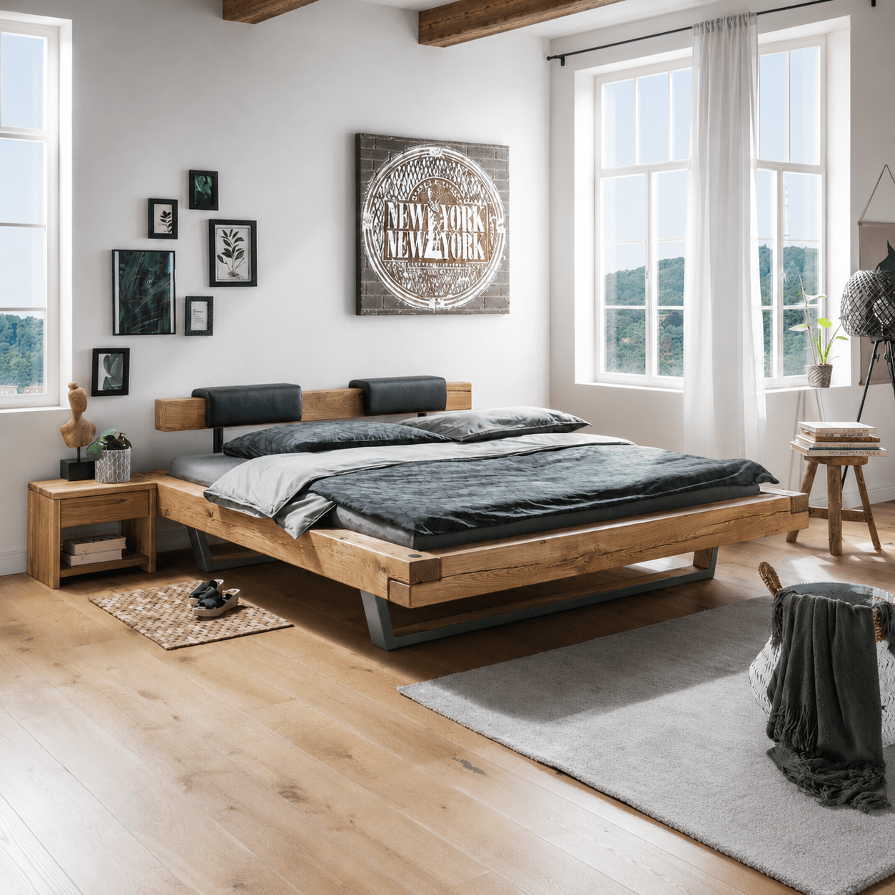 Een stijlvol massief eiken balkenbed van Van Schaik in een rustieke slaapkamer.