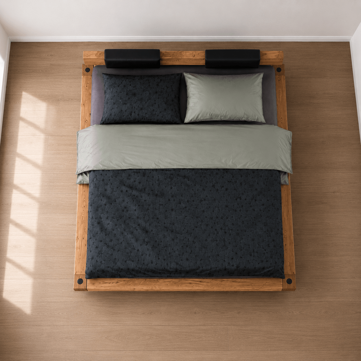 Sfeervolle opstelling van een massief eiken balkenbed in een moderne slaapkamer.