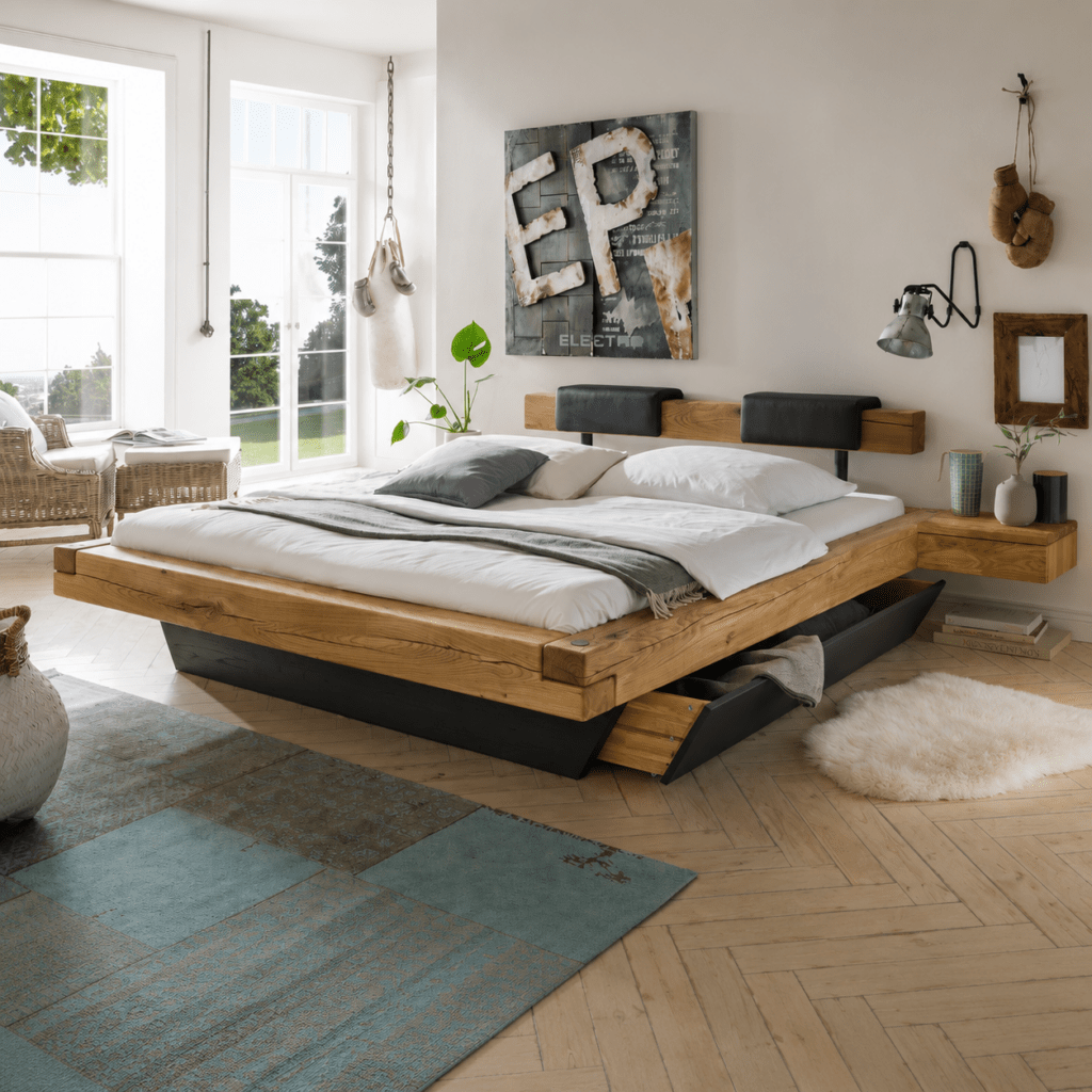 Een robuust massief eiken balkenbed van Van Schaik met antraciet onderstel.