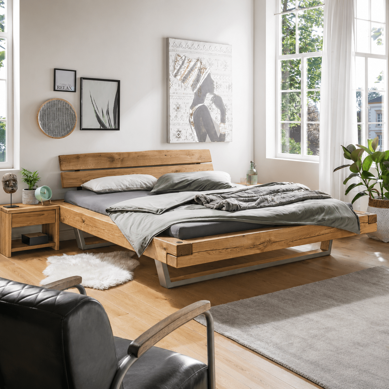 Een robuust massief eiken balkenbed van Van Schaik met natuurlijk hoofdbord.