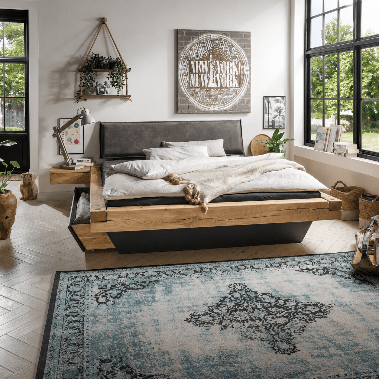 Een robuust massief eiken balkenbed van Van Schaik met antraciet onderstel.