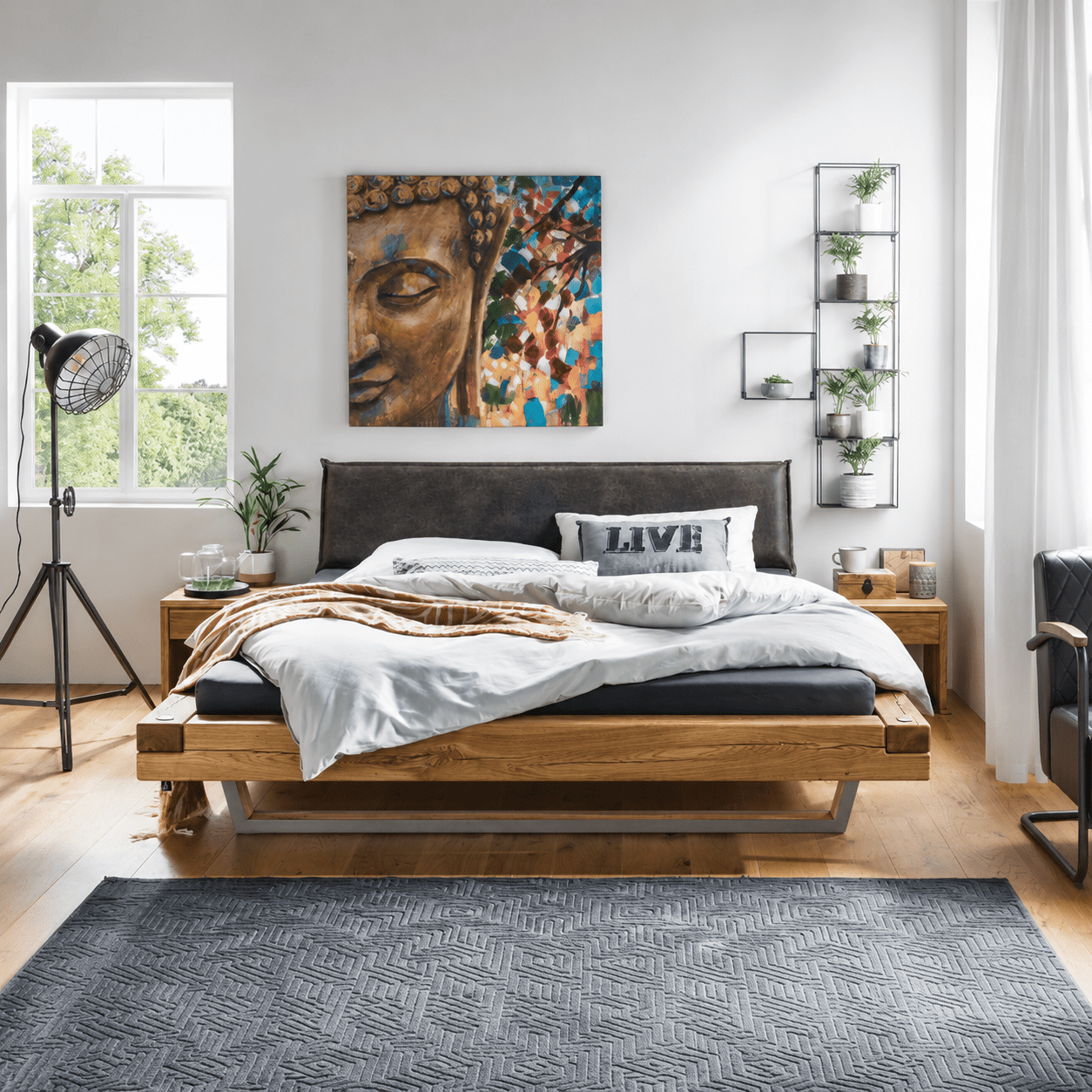 Een robuust massief eiken balkenbed van Van Schaik in een natuurlijke slaapkamer.