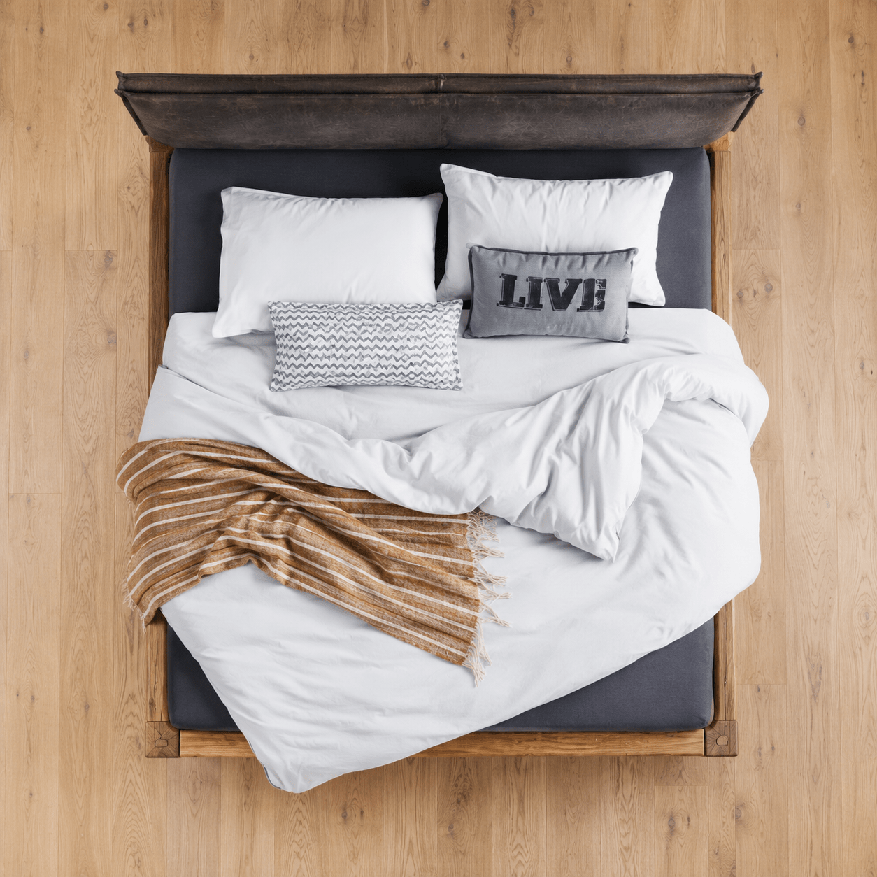 Sfeervolle slaapkameropstelling met een massief eiken balkenbed.