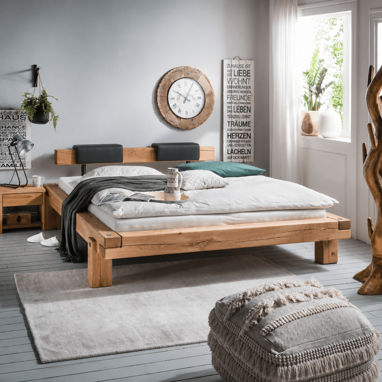 Een stijlvol massief eiken balkenbed van Van Schaik in een rustieke slaapkamer.