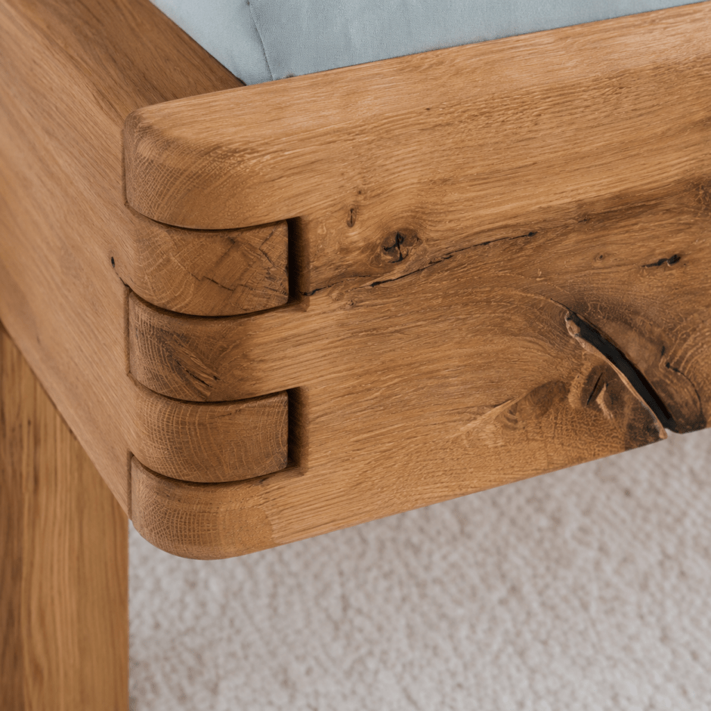 Detail van het geoliede massief wild eiken hout van het Van Schaik Holvik Balkenbed
