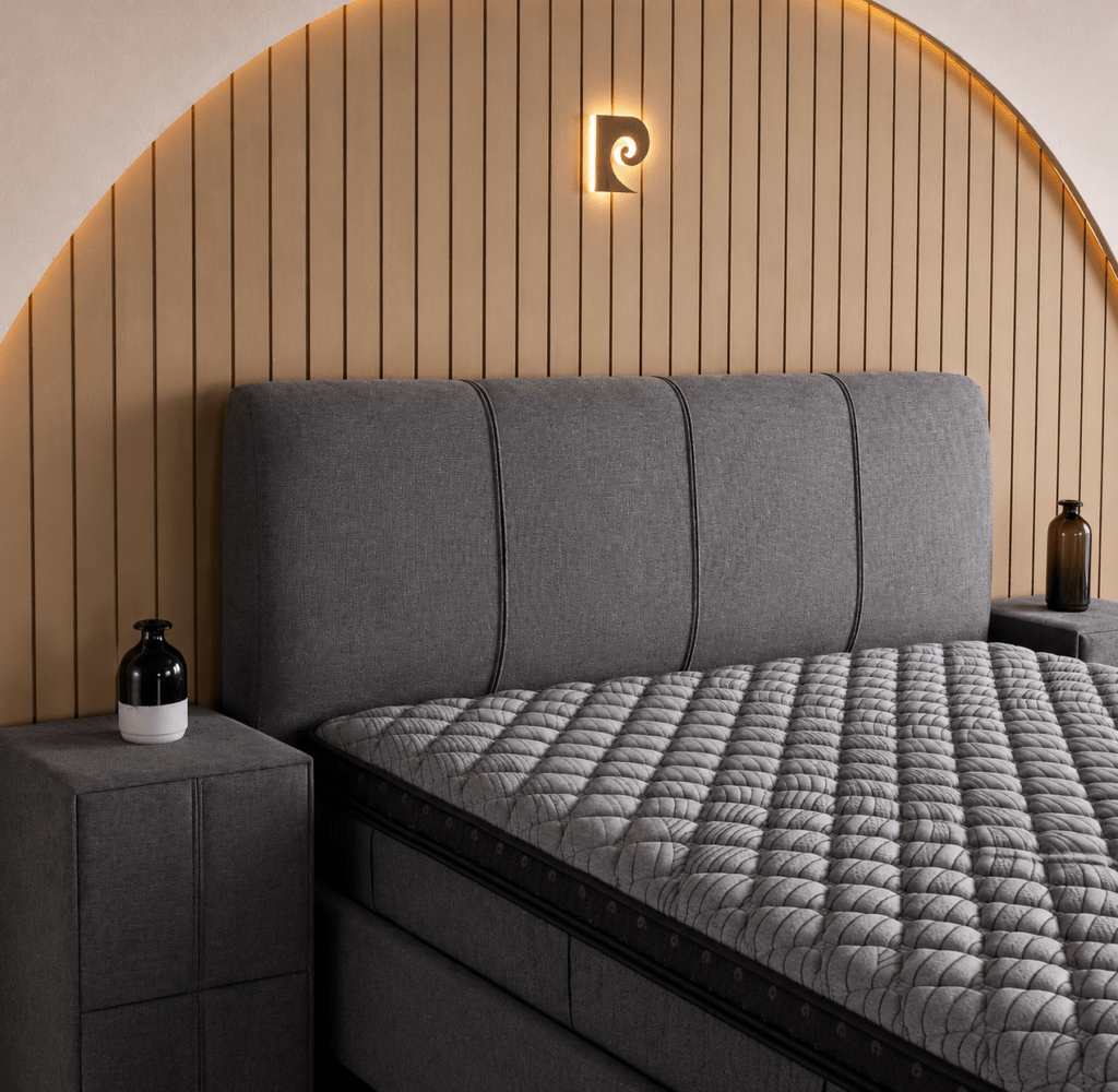 Close-up van het strakke hoofdbord van de Pierre Cardin Leon opbergboxspring