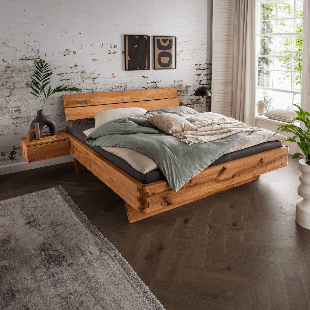 Detail van het geoliede massief wild eiken hout van het Van Schaik Kestrel Balkenbed