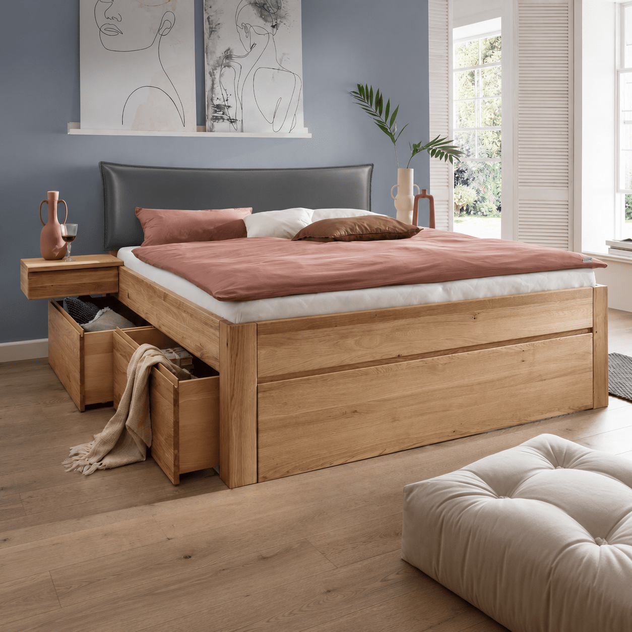Forestales Ragnor 55 cm massief eiken houten bed met lades in sfeervolle slaapkamer