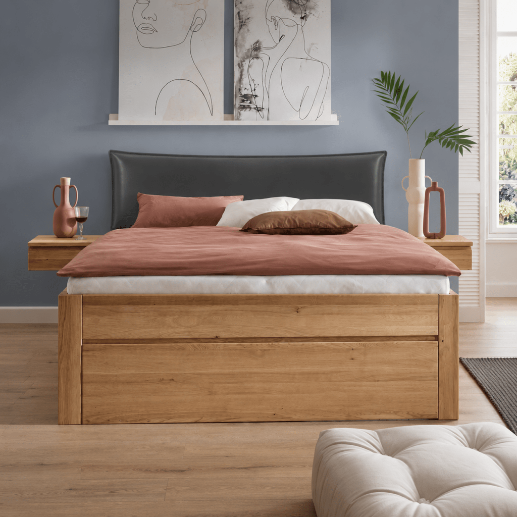 Detailopname van de bedlade en de 55 cm hoge bedrand van massief wild eikenhout