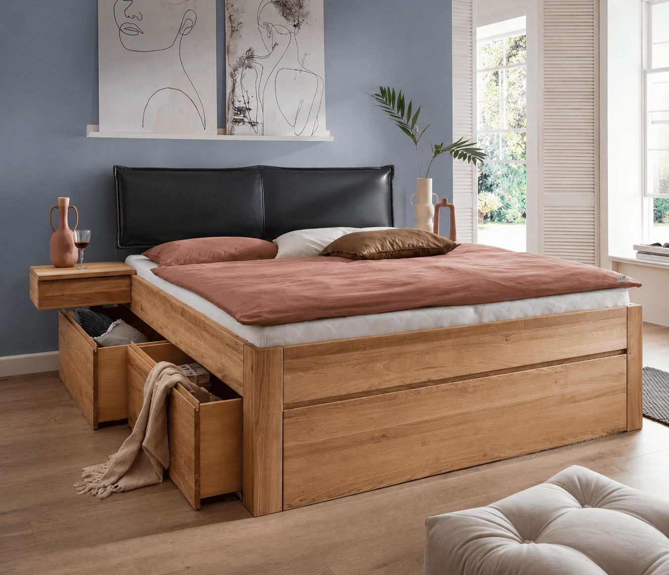Forestales Oaklyn 55 cm massief eiken houten bed met lades in sfeervolle slaapkamer