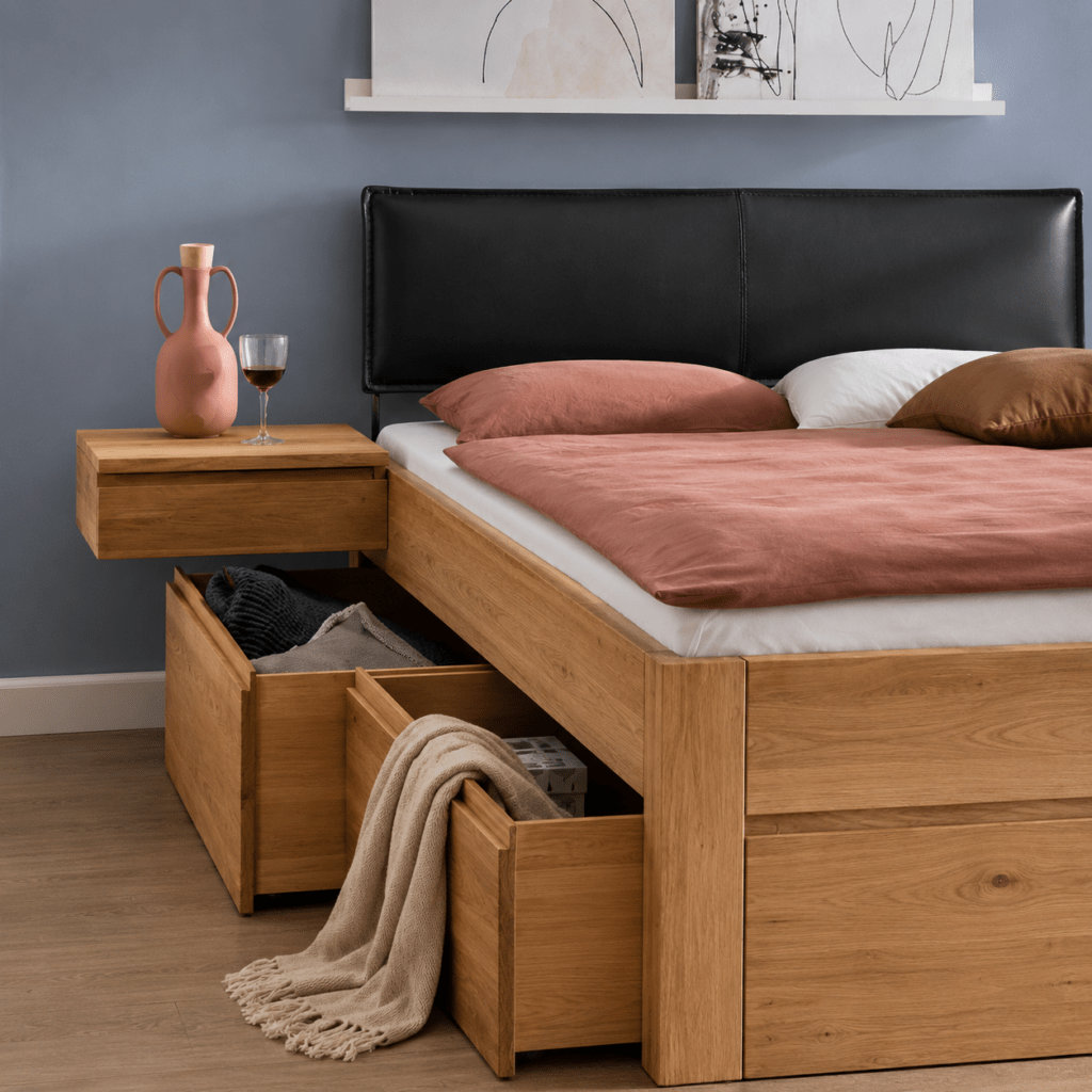 Detailopname van de bedlade en de 55 cm hoge bedrand van massief wild eikenhout