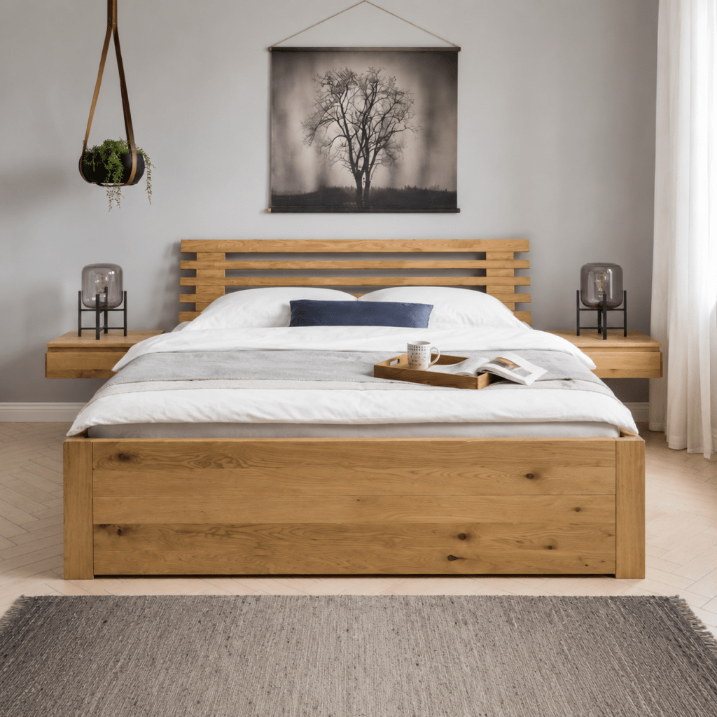 Detailopname van de bedlade en de 55 cm hoge bedrand van massief wild eikenhout