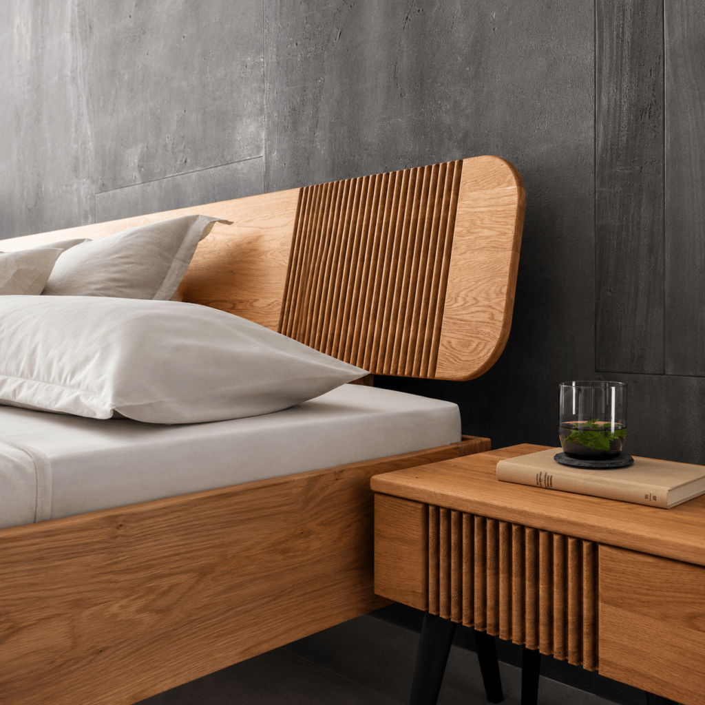 Close-up van het geribbelde houtpatroon op het voeteneind van het Van Schaik Milano bed
