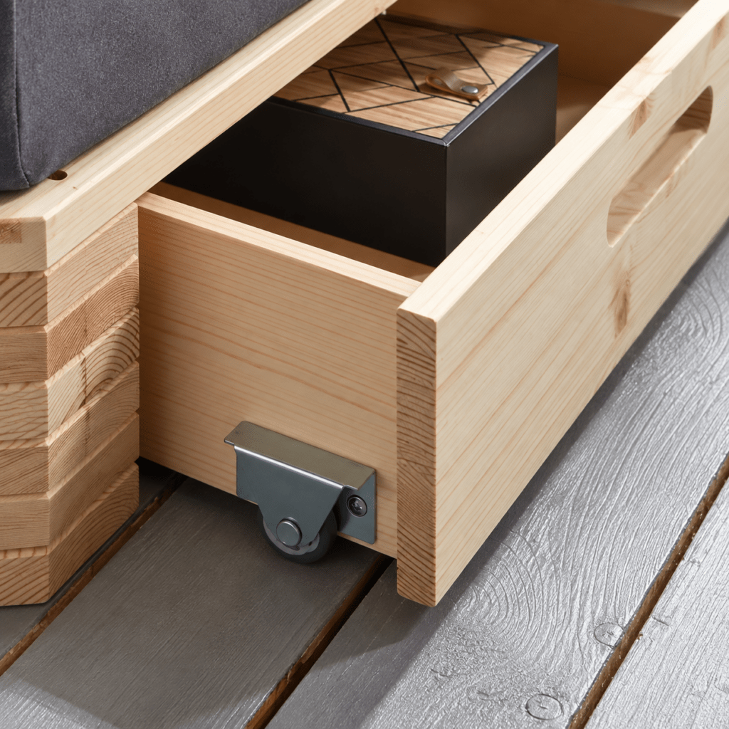 Opberglade op wieltjes aan voeteneinde van houten palletbed 90x200