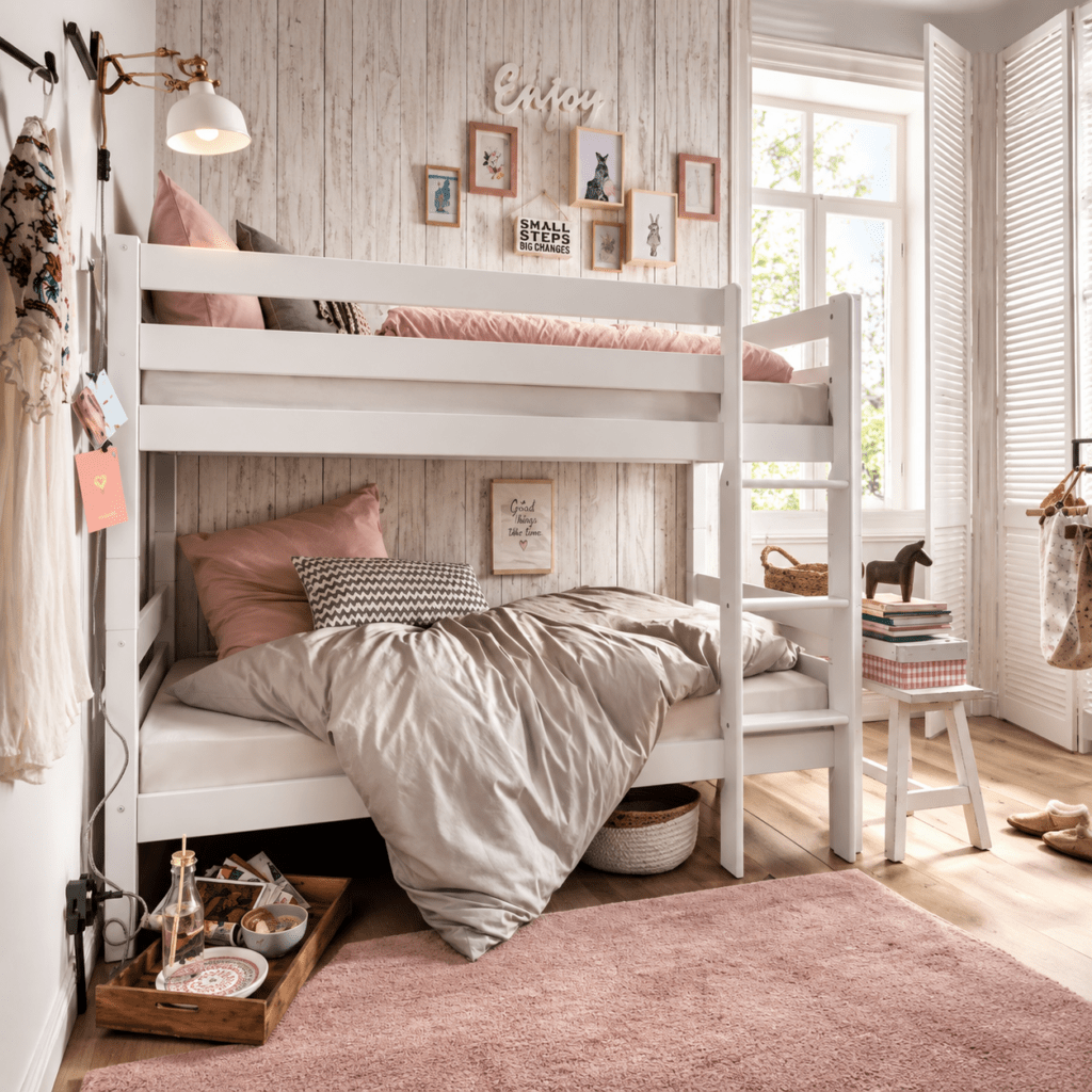 infanskids pino stapelbed 90x200 wit van massief beukenhout in kinderkamer