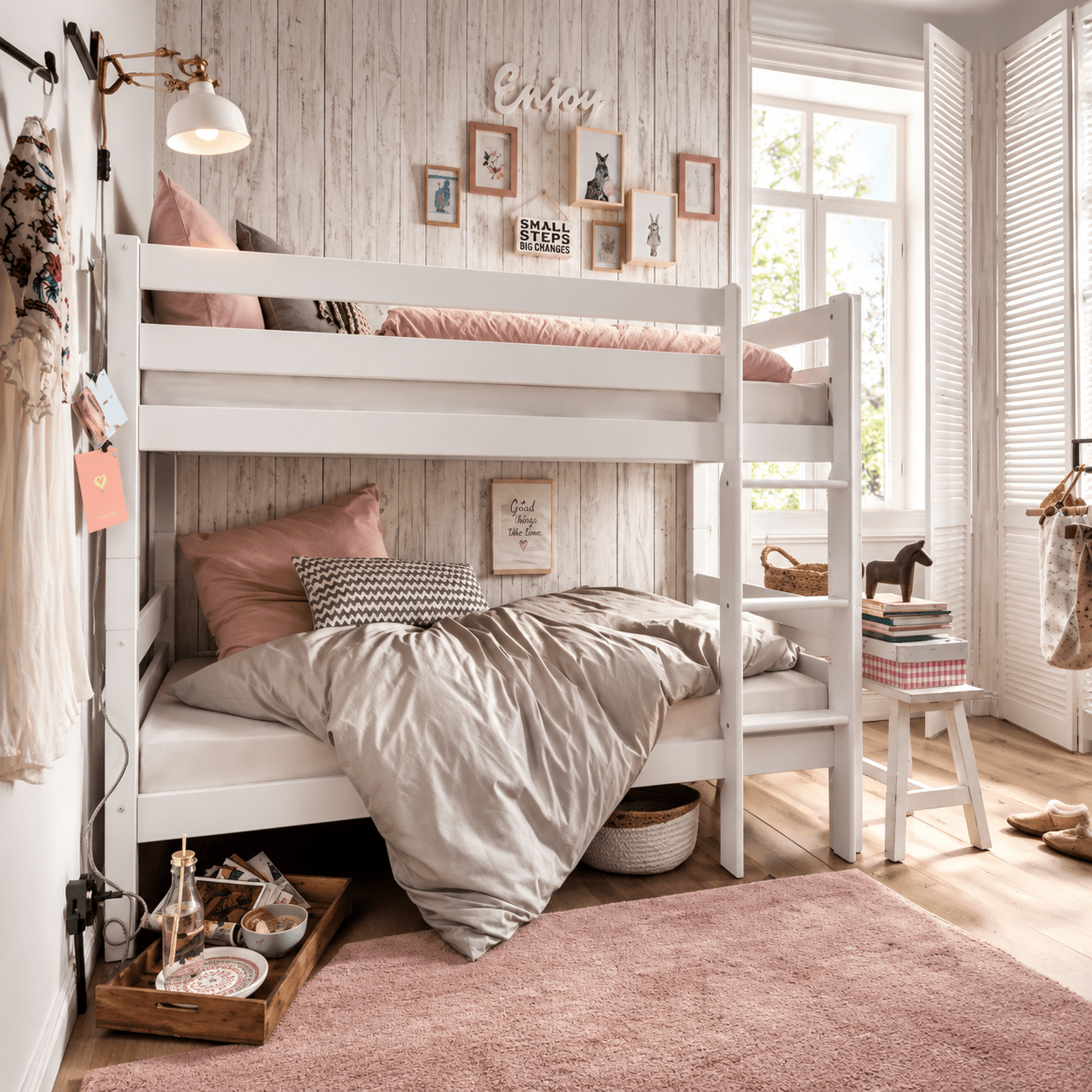 infanskids pino stapelbed 90x200 wit van massief beukenhout in kinderkamer