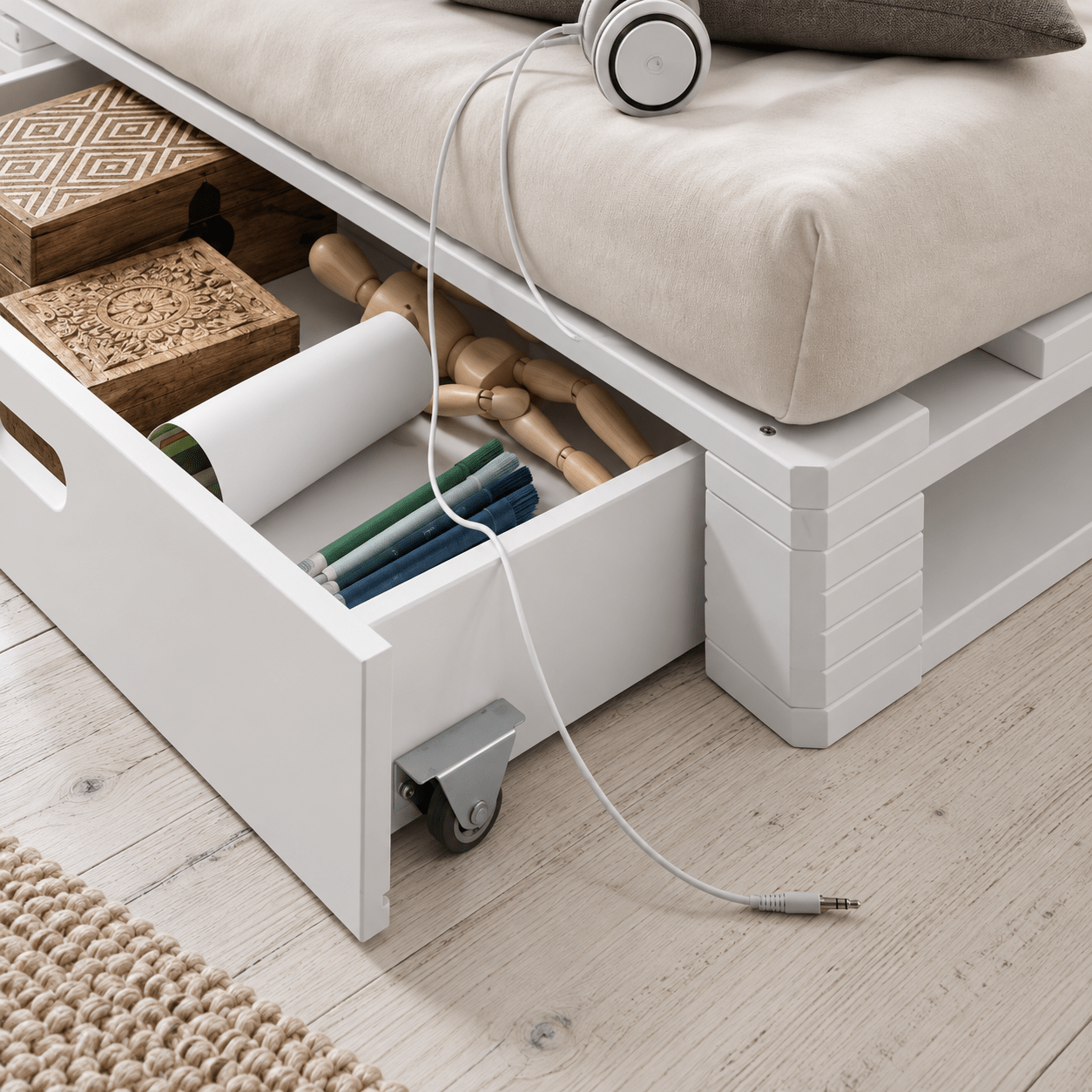 Twee witte opberglades op wieltjes van wit pallet bed 140x200 met lades